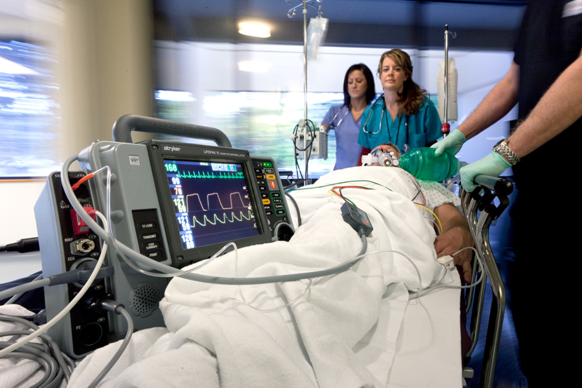 Stryker LIFEPAK 15 V4+ Monitor/Defibrillator - image 2